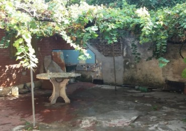 AMPLIA CASA. SIN EXPENSAS. DOS DORMITORIOS. DOS PATIOS. PARILLERO. LAVADERO 